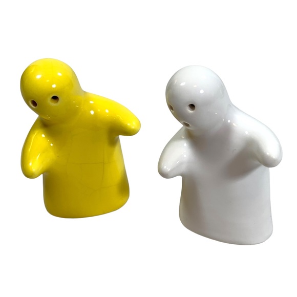 Vintage Yellow & White Ceramic Hugging Ghosts Salt and Pepper Shaker Set - Picture 4 of 7